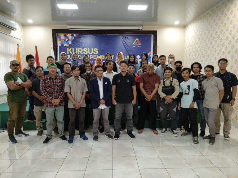 31 Peserta Ikuti Kursus Juri dan Pembuat Jalur Panjat Tebing di DIY