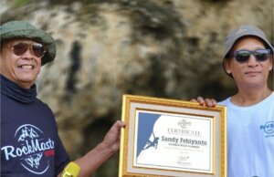 Sandy Febrianto adalah pemanjat tebing senior yang meninggal karena terjatuh di Tebing Pawon Citatah pada tahun 1989.